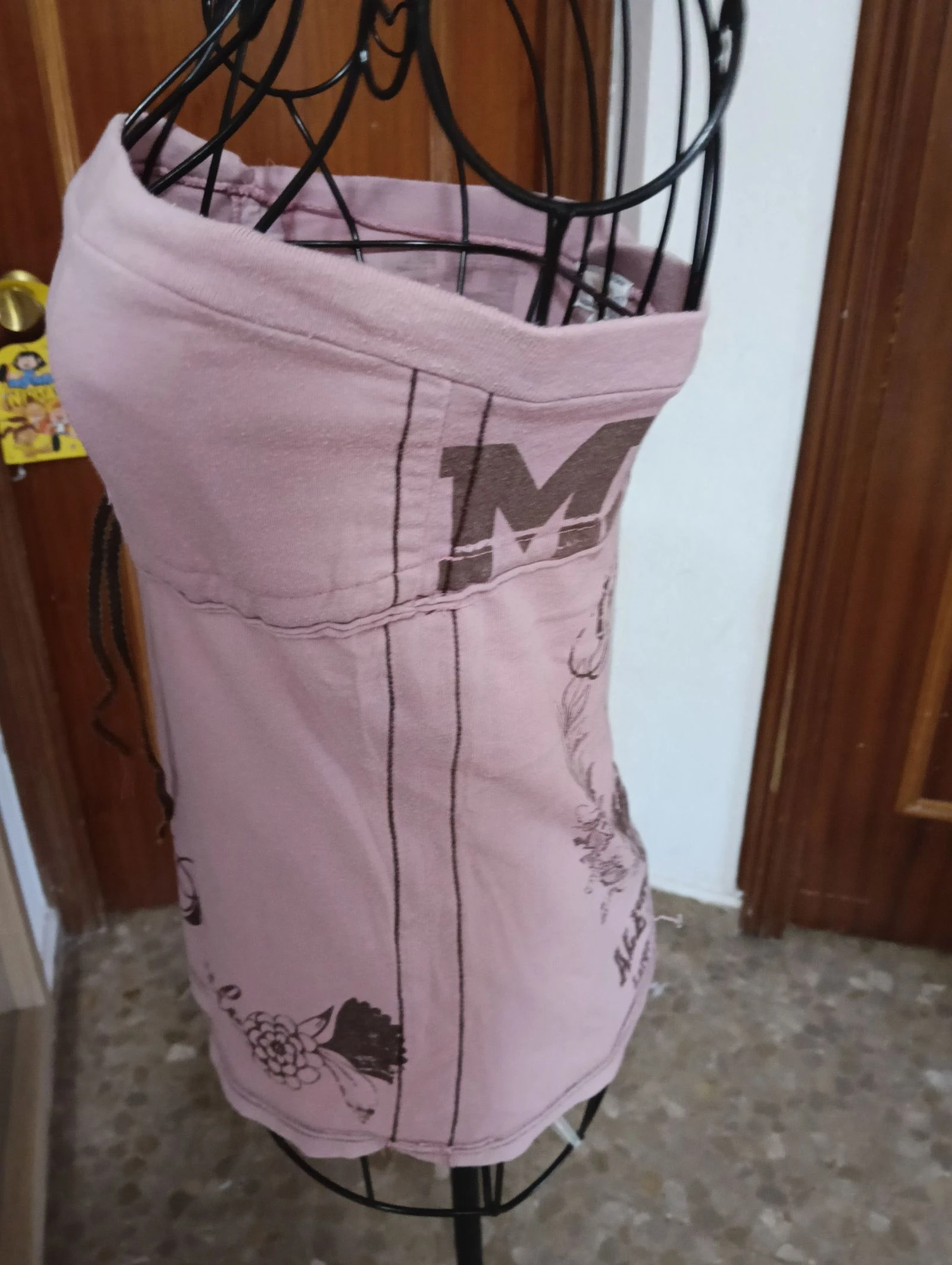 Top met halsband, roze met verstelbaar lint in het midden, bloemenprint en universiteitsstijl op de achterkant – photo 14
